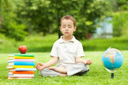 Garçon en train de méditer